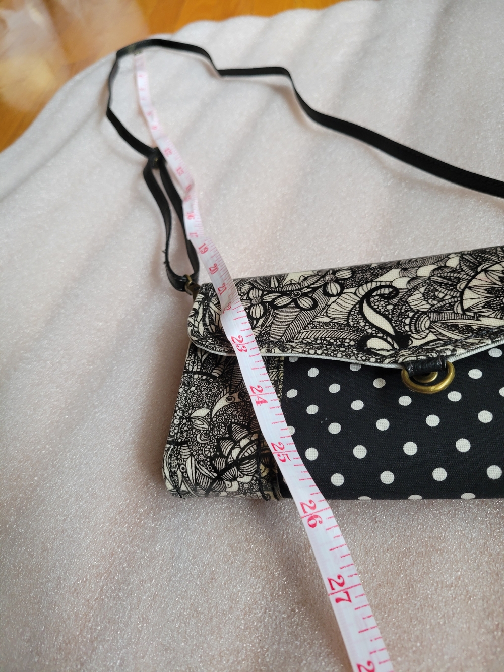 Sakroots Women’s Printed Black/Off White Adjustable Strap Crossbody Wallet/Purse - Picture 14 of 14